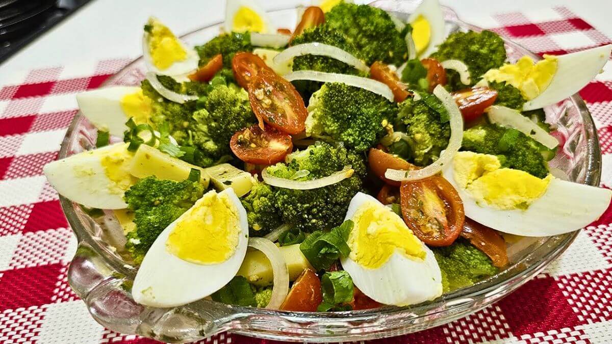 Como Preparar uma Salada de Brocolis como nos Restaurantes - Sabor Atual